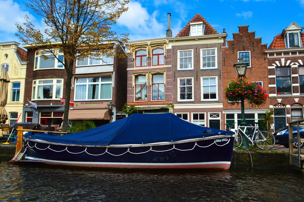 Leidenboatsandhousesoncanal