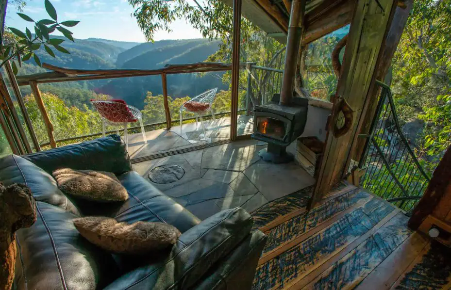 balcony in treehouse looking over the blue mountains in new south wales