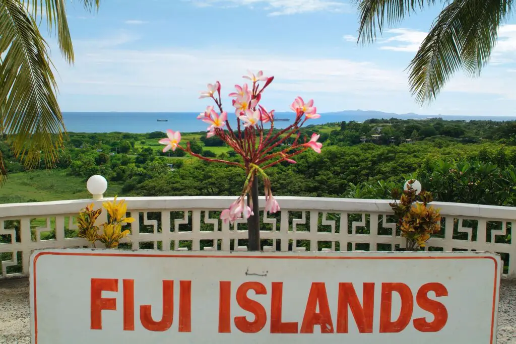 fiji islands travel guide min